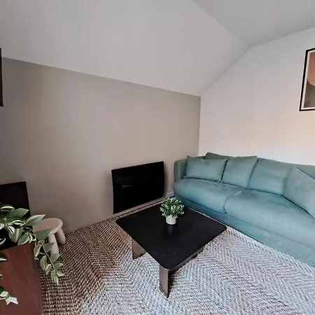 Jolie Maison En Duplex Avec Balcon A * ラ・マドレーヌ