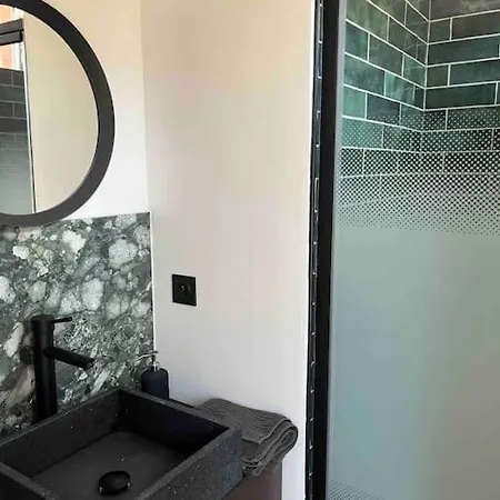 Jolie Maison En Duplex Avec Balcon A * ラ・マドレーヌ